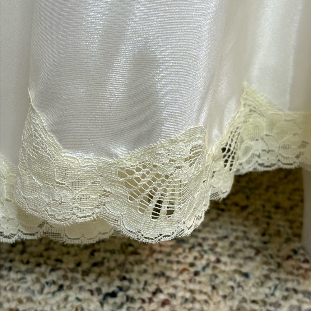 White Satin Look Wedding Dress with Romantic Lace Details. Vintage. Size 8 - Picture 6 of 16